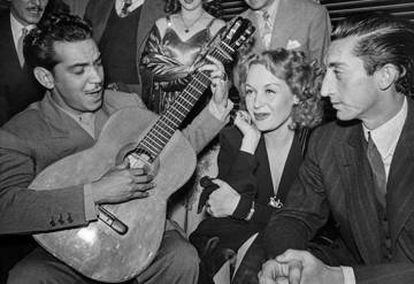 Hilda Krüger, entre o toureiro Manolete e o ator Cantinflas, em 1946.