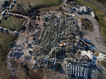 Ruínas da fábrica de velas de Mayfield (Kentucky) depois da passagem de um tornado, na madrugada de sábado.