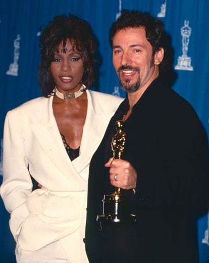 Bruce Springsteen e Whitney Houston, que entregou a ele o Oscar de melhor canção, em 1994.