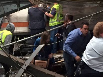 As vítimas do acidente na estação de Hoboken, em Nova Jersey, saem do trem depois da colisão.