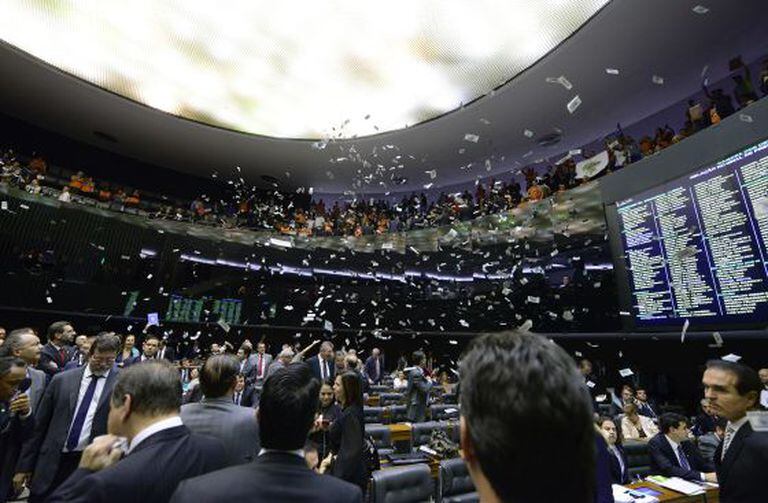Na Câmara, manifestantes lançam cédulas falsas de dólar com imagem de Rousseff.