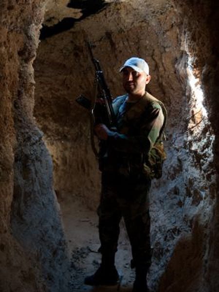 Um soldado em um túnel escavado por rebeldes em Damasco.