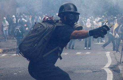 Manifestantes nesta segunda-feira nas ruas de Caracas.