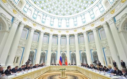 O presidente russo comanda uma reunião no Kremlin.