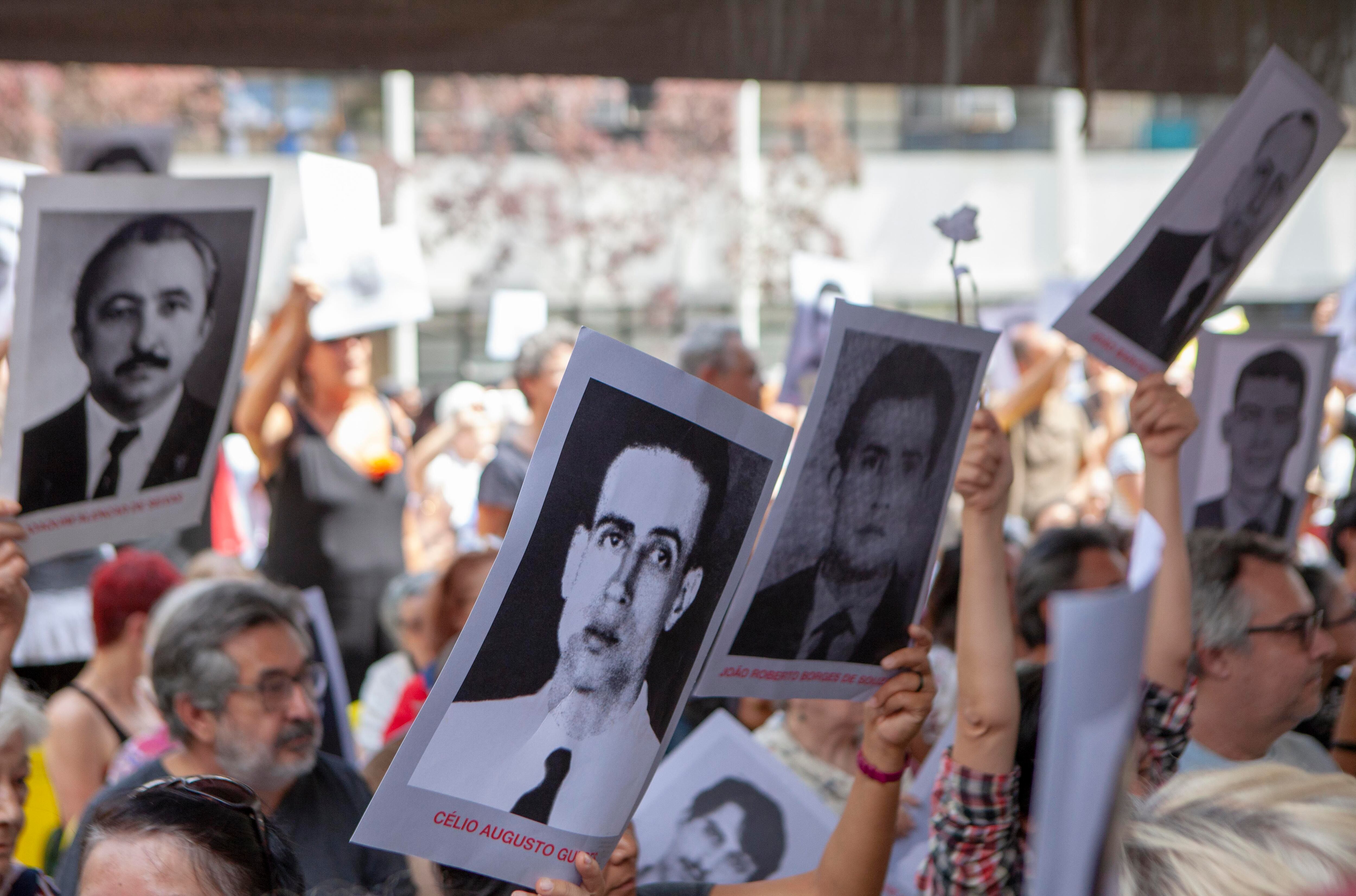 Parentes e amigos de vítimas da ditadura participam do sexto Ato Unificado Ditadura Nunca Mais, em 2019, no pátio da 36ª DP, onde funcionou o DOI-CODI, em São Paulo.