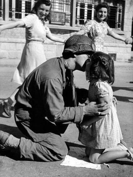 'O beijo da libertação', foto de 15 de agosto de 1944 em Saint-Briac-sul-Mer (França).