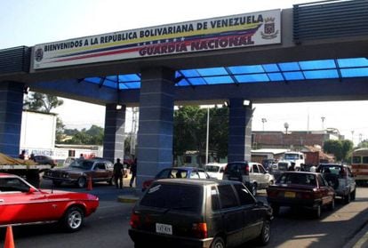 Carros passam pela fronteira entre Colômbia e Venezuela.
