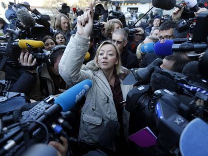 A porta-voz de Schumacher, Sabine Kehm, rodeada de jornalistas.