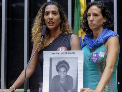 Irmã e namorada de Marielle Franco, Anielle Silva e Monica Tereza Benicio participam de cerimônia na Câmara dos Deputados em março de 2018.