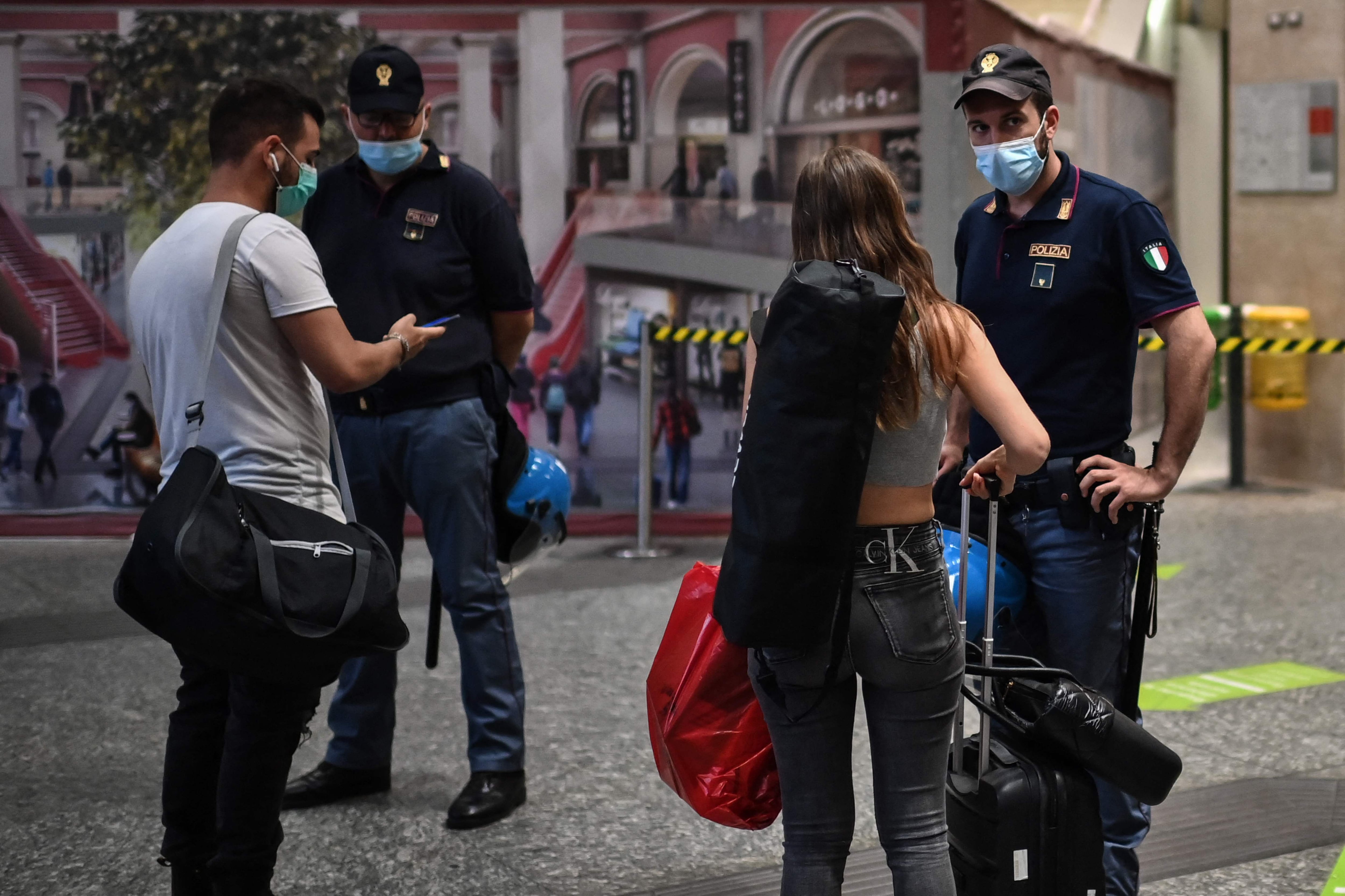 Policiais pedem o certificado verde para acesso ao transporte entre regiões nesta quarta-feira em Torino. 