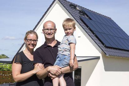 Lisa e Karsten Kaddatz jutno a seu filho Ben,membros de uancomundiad energética, em sua casa em Schwedt, ao nordeste da Alemanha.