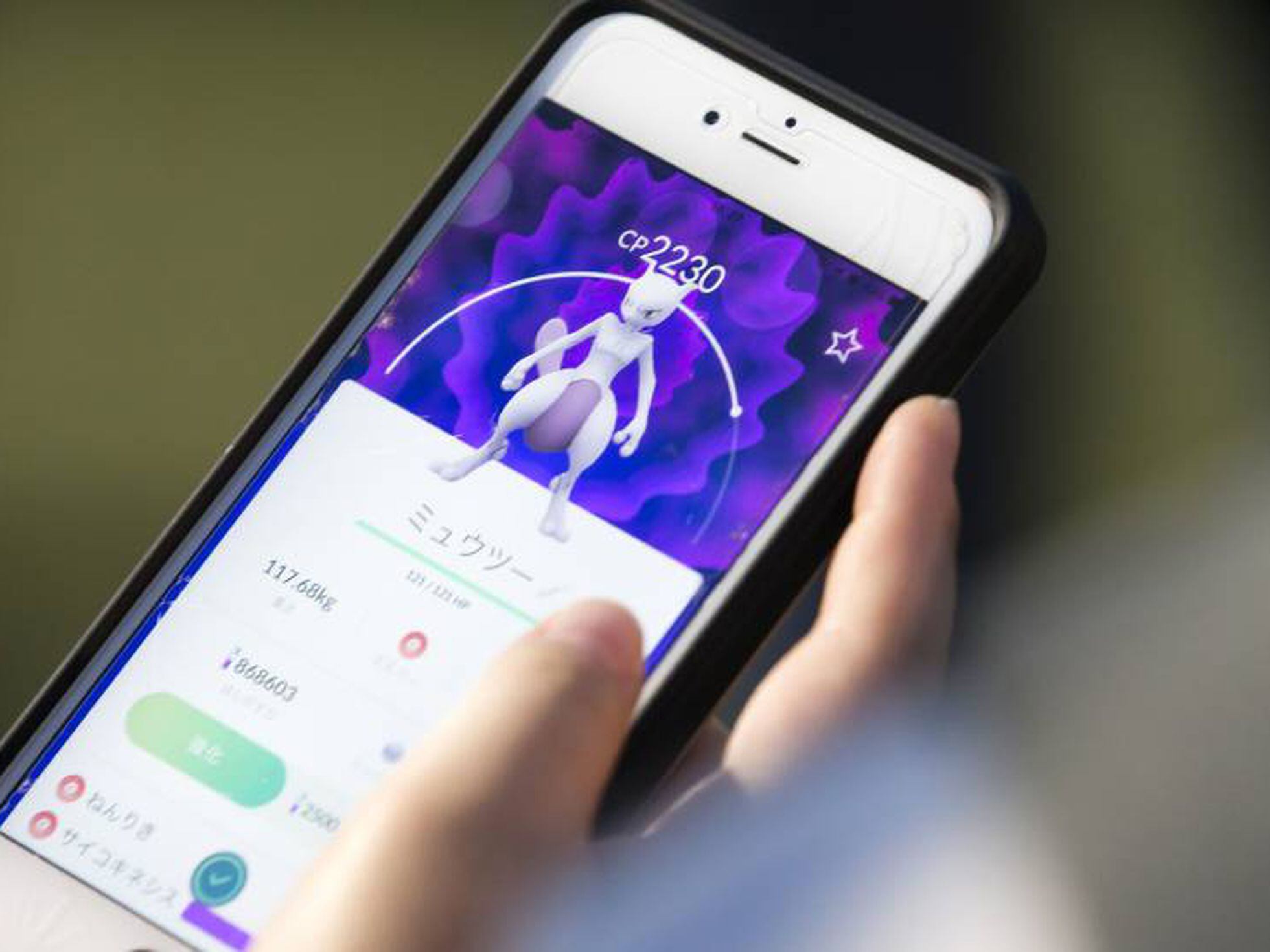 Nova York Eua Novembro De 2020 : Mãos Seguram Um Smartphone Para Jogar  Pokemon. Sobre Um Fundo Desfocado Uma Grande Tela Com O Jog Video Estoque -  Vídeo de verde, telefone: 209558267