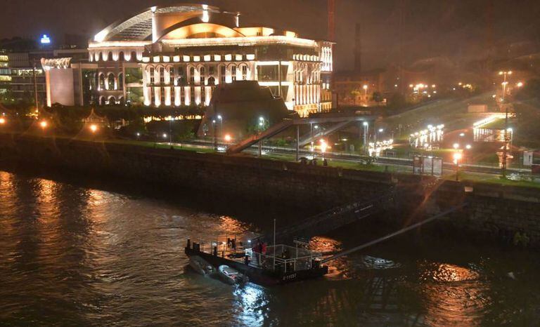 As equipes de resgate buscam sobreviventes depois do afundamento de um barco turístico no Danubio a seu passo por Budapeste (Hungria).