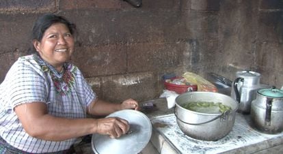 Uma mulher cozinha em Santiago de Atitlán, Guatemala.