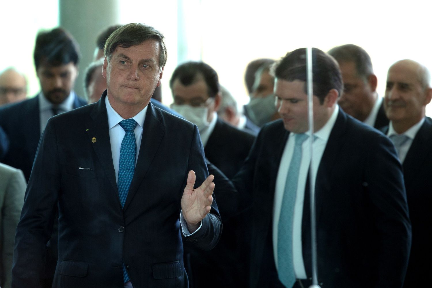 Presidente Jair Bolsonaro acompanhado por parlamentares após anúncio do novo programa social, o Renda Cidadã, em Brasília.