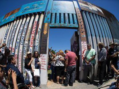 Polícia de fronteira dos EUA permitiu que a cerca fronteiriça com Tijuana (México) fosse aberta durante alguns minutos para que as famílias separadas pudessem se abraçar