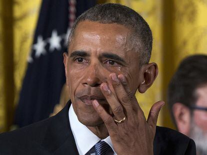 Derramando lágrimas pelas faces, o presidente dos EUA, apresentou um conjunto de medidas executivas para tentar evitar, como ocorre agora, que 30.000 pessoas morram anualmente em acidentes com armas de fogo, em 5 de janeiro de 2016.