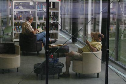 Momentos de leitura numa biblioteca pública.