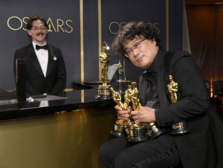 El director Bong Joon-ho, director de 'Parásitos', en la gala de los Oscar.