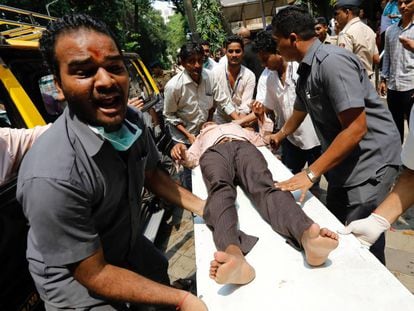 Uma das pessoas feridas no tumulto foi levada a um hospital de Bombaim.