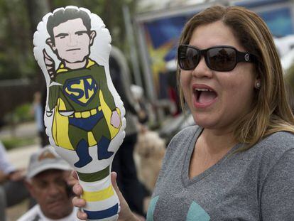 Apoiadora de Bolsonaro empunha boneco inflável de Sergio Moro.