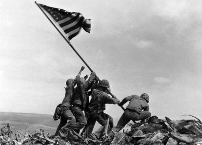 Fuzileiros içam a bandeira em Iwo Jima, na Segunda Guerra.