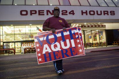 Um voluntário despliega cartazes em Austin, Texas.