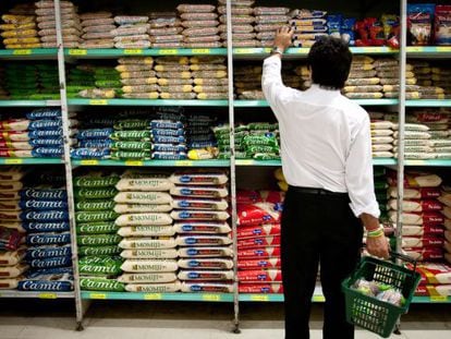 Consumidor faz compras no supermercado.