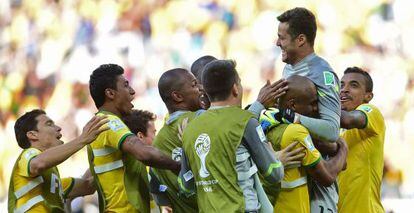 Os jogadores abraçam o herói Julio César.