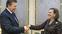 O presidente da Ucrânia, Víktor Yanukóvich (Izda.), estreita a mão à secretária de Estado anexa de EUA para Assuntos Europeus, Vitória Nuland.