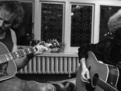 Bob Dylan na casa do cantor Gordon Lightfoot em Toronto, com Roger McGuinn (direita) e Gordon Lightfoot (esquerda) em 1975.