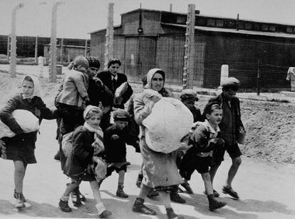 Mulheres e crianças judias selecionadas para morrer caminham para a câmara de gás em Auschwitz, em 1944.