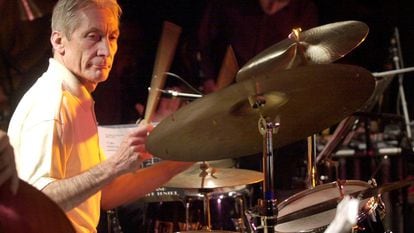 O pop star britânico dos Rolling Stones Charlie Watts toca bateria durante um show em Barcelona em 24 de novembro de 2001.