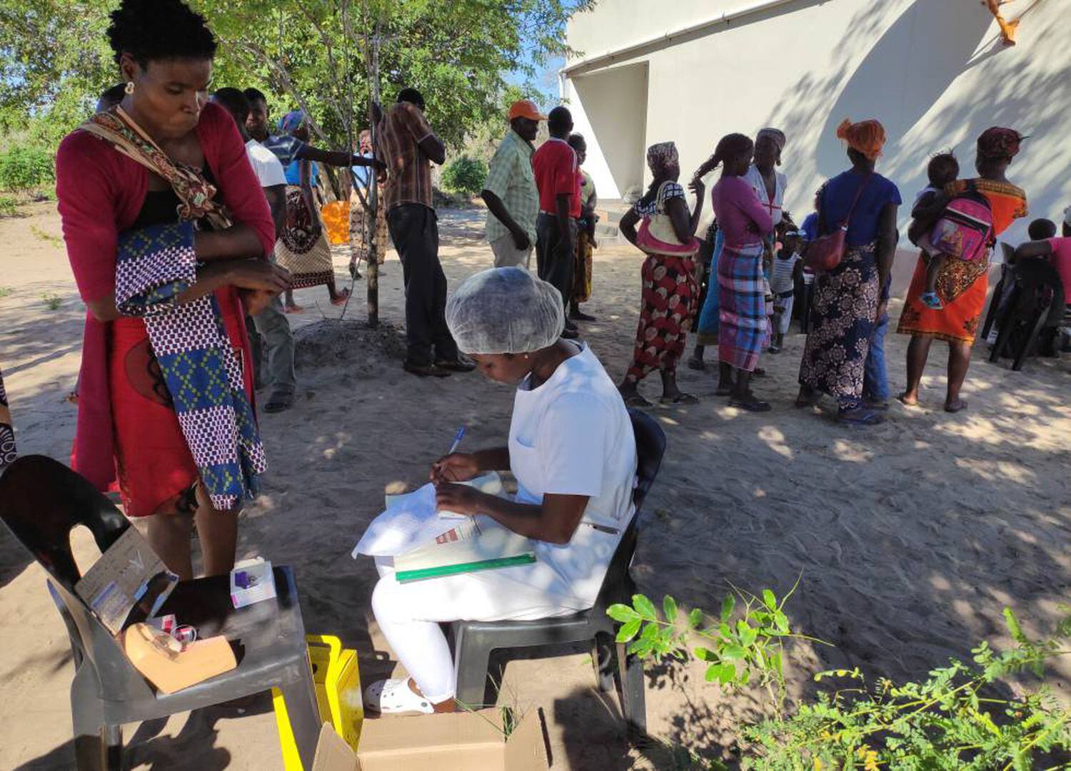 Joana Mauricio, enfermeira do hospital de Moamba (Moçambique), participa da equipe que a cada três meses viaja a comunidades remotas para informar sobre saúde sexual e reprodutiva e distribuir anticoncepcionais às mulheres que solicitam. No começo de março, ela esteve na aldeia de Mahulane.