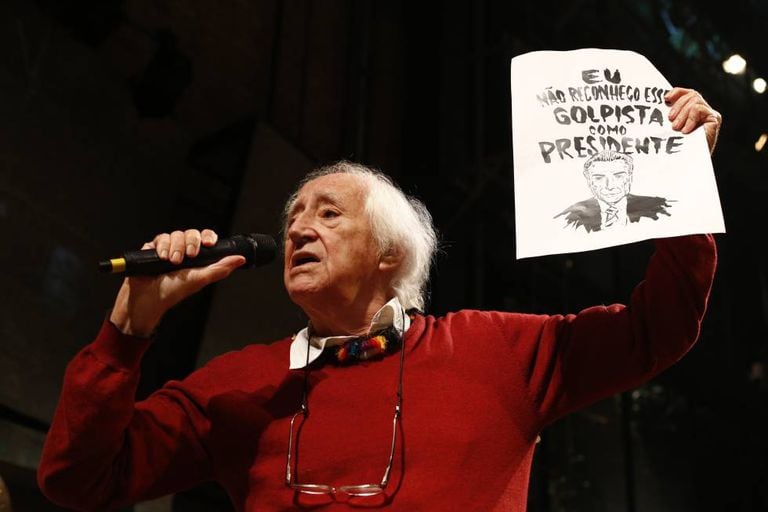 Zé Celso no ato do Teatro Oficina contra o Governo Temer.