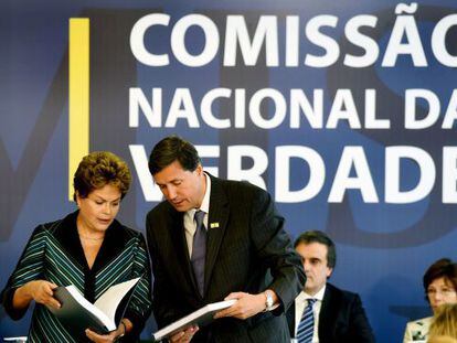 Dilma Rousseff recebe o relatório da Comissão da Verdade.