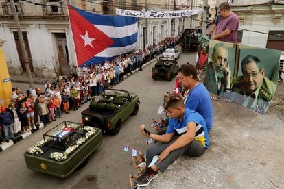 Cubanos presenciam do telhado a passagem dos restos mortais do ex-presidente Fidel Castro, em Santa Clara, Cuba, em dezembro de 2016.