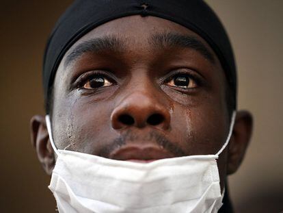 Manifestante chora em protesto do 'Black Lives Matter' em Liverpool, no Reino Unido.