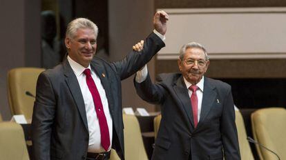 O novo presidente de Cuba, Miguel Díaz-Canel, ao lado do ex-presidente Raúl Castro, nesta quinta-feira, na Assembleia Nacional em Havana. 