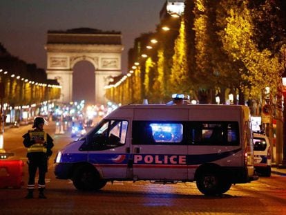 Policiais bloqueiam a avenida Champs Elysees, em Paris.
