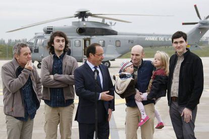 Hollande com os jornalistas libertados e os filhos de um deles.