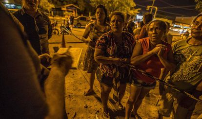 Famílias de presos esperam por informações em frente ao IML de Boa Vista.