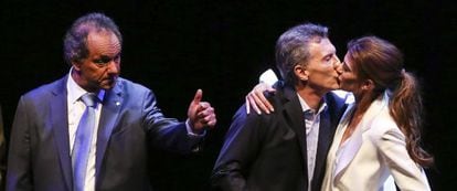 Macri recebe o beijo de sua esposa enquanto Scioli cumprimenta o público após o debate eleitoral de 18 de novembro.