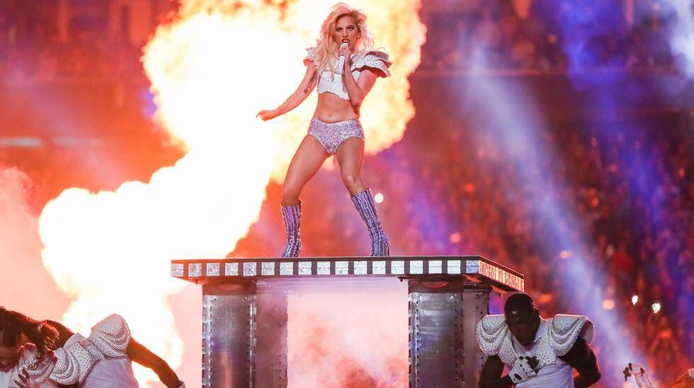 Lady Gaga canta no Super Bowl em Houston, Texas, em 2017.