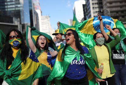 Apoiadores do presidente Jair Bolsonaro em uma carreata de protesto contra as medidas de isolamento social para o combate à covid-19 recomendadas pelo governador de São Paulo, João Doria.
