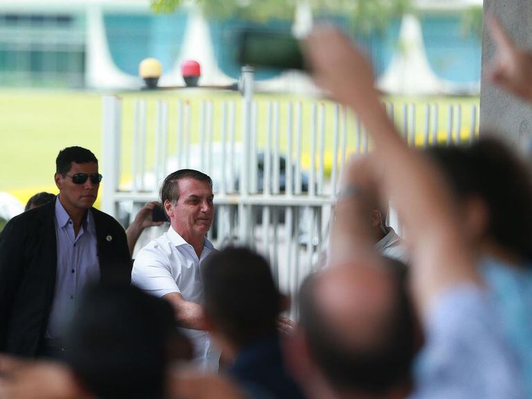 O presidente Jair Bolsonaro posa para fotos e conversa com turistas no Palácio da Alvorada, em 29 de fevereiro.