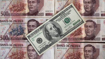 Pesos mexicanos e dólares.