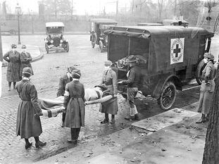 Enfermeiras da Cruz Vermelha transportam vítima da gripe de 1918 em Sant Louis (Missouri).
