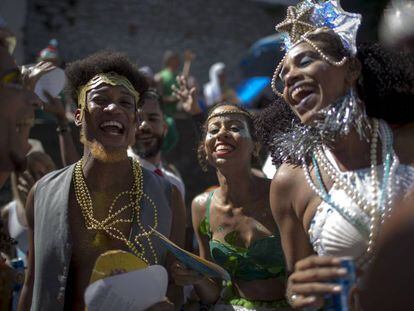 O crescimento do carnaval de rua vem mudando o foco da festa no Rio. Com cerca de 600 blocos entre oficiais e extra-oficiais – uma década atrás eram em torno de 300 – milhões de foliões tomam as ruas. O efeito já se percebe no sambódromo: após dois anos consecutivos em que os ingressos se esgotaram, a Liga Independente das Escolas de Samba prevê que deixará de vender 10% dos ingressos neste ano e 8.000 assentos ficarão vazios. Na foto, o bloco das Carmelitas desfila em Santa Teresa.