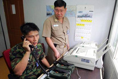 Foto de arquivo de um alto funcionário do Exército sul-coreano usando a linha telefônica intercoreana.